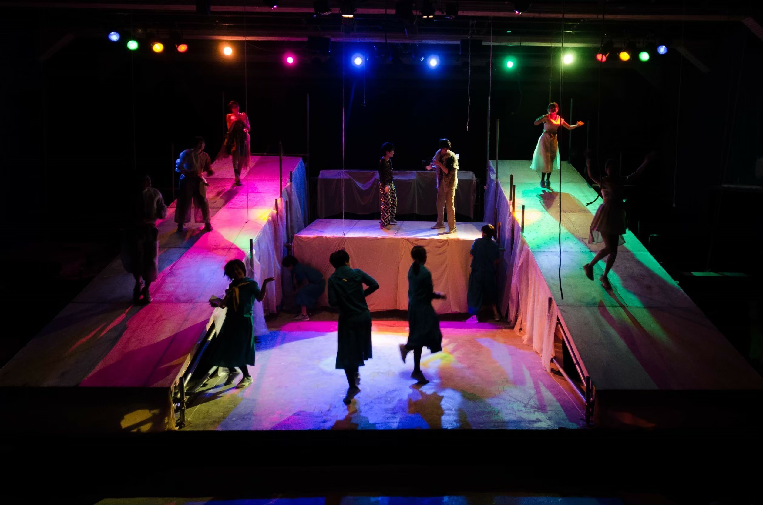 カラフルな舞台